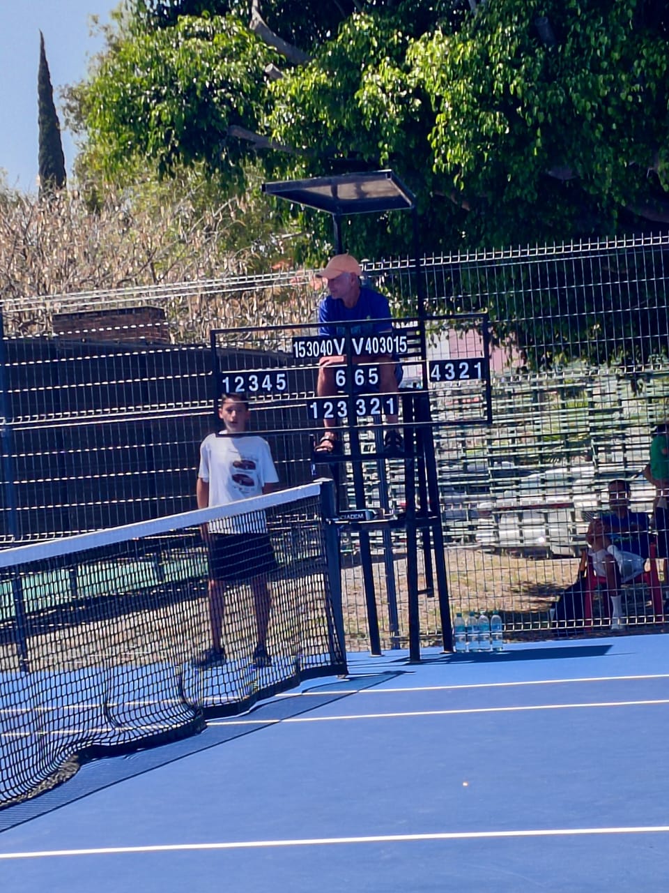 Partido de tenis con juez de silla en las canchas de La Cristianía