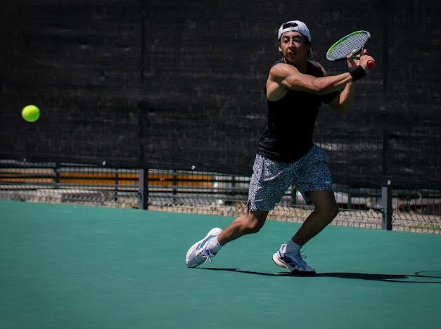 Golpe de derecha durante una clase de tenis