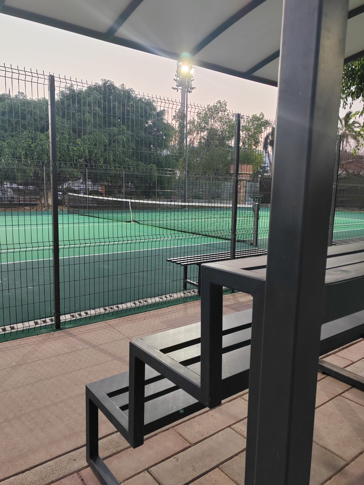 Canchas de tenis vistas desde las gradas techadas de La Cristianía
