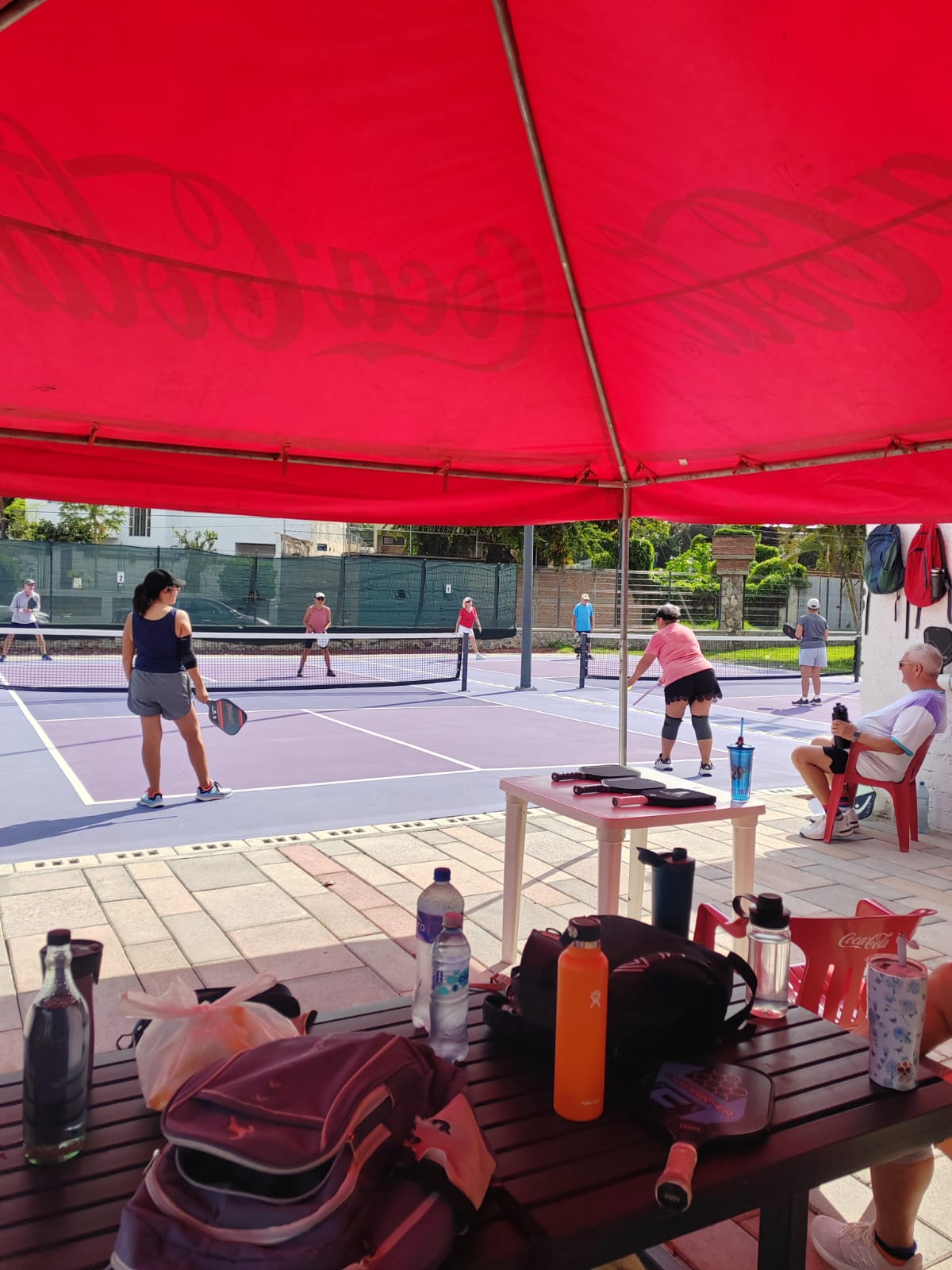 Jugadores de pickleball en las canchas de La Cristianía, Chapala