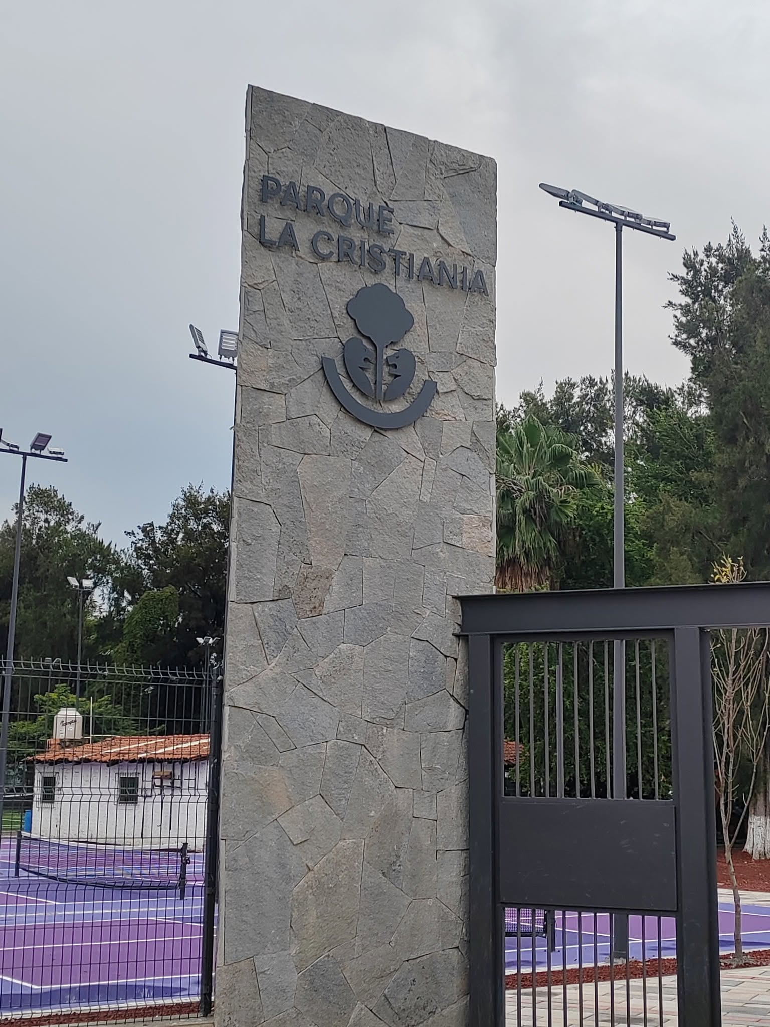 Monumento de acceso al Parque de la Cristianía con las canchas al fondo