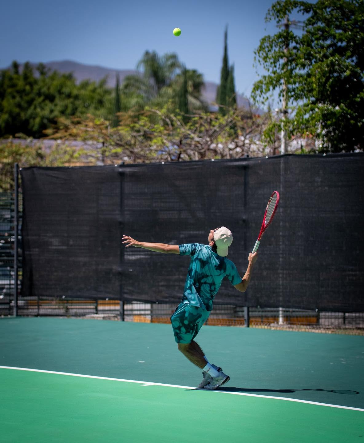 Cancha de tenis iluminada en La Cristianía, Chapala